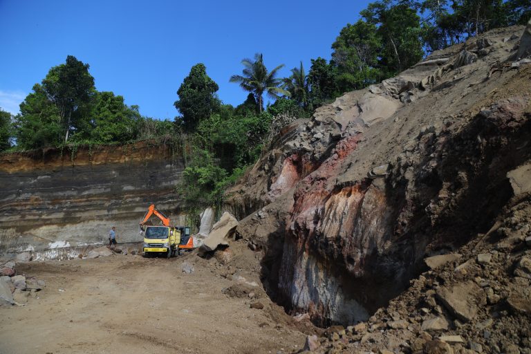 Ekploitasi Tambang Pasir Kalumata
