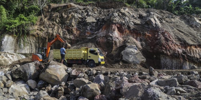 Eksploitasi mengambil material atau sejenisnya untuk di komersilkan atau di jual. Aktivitas Galian C yang terletak di RT 19 RW 10, Kelurahan Kalumata, Ternate Selatan tidak mengantongi izin resmi atau ilegal.