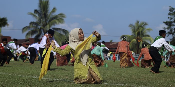 Pertunjukan seni budaya Tarian Lalayon (atau tari Lala) di Lapangan/Stadion Jiko Mobon, Maba, Kabupaten Halmahera Timur,   Maluku Utara yang  dibawakan Sanggar Yoi Mobon dari SMP Negeri 3 Maba.