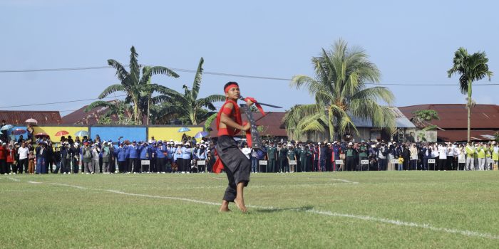 Pertunjukan seni budaya Tarian Cakalele (atau tarian perang) di Lapangan/Stadion Jiko Mobon, Maba, Kabupaten Halmahera Timur,   Maluku Utara yang  dibawakan Sanggar Yoi Mobon dari SMP Negeri 3 Maba.