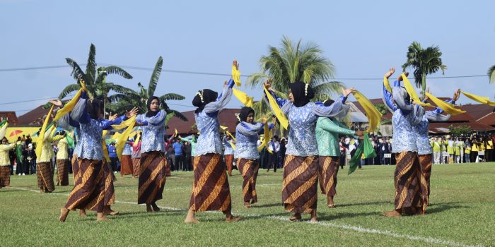 Pertunjukan seni budaya Tarian Lalayon (atau tari Lala) di Lapangan/Stadion Jiko Mobon, Maba, Kabupaten Halmahera Timur,   Maluku Utara yang  dibawakan Sanggar Yoi Mobon dari SMP Negeri 3 Maba.