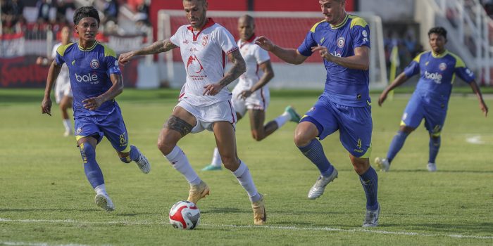 Pesepak bola Malut United Ciro Henrique Alves Ferreira E Silva (kiri) membantu meregangkan kaki pesepak bola Arema Fc Odivan Koerich (kanan) pada pertandingan BRI Super League di Stadion Gelora Kie Raha Ternate, Maluku Utara, Sabtu (29/11/2025). Pertandingan tersebut berakhir imbang dengan skor 1-1.